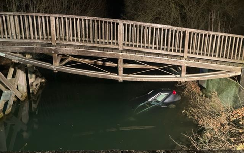 POL-HI: Alkohol, Cannabis und überhöhte Geschwindigkeit: Unfallfahrer stürzt in Innerste-Staubecken - Foto: presseportal.de