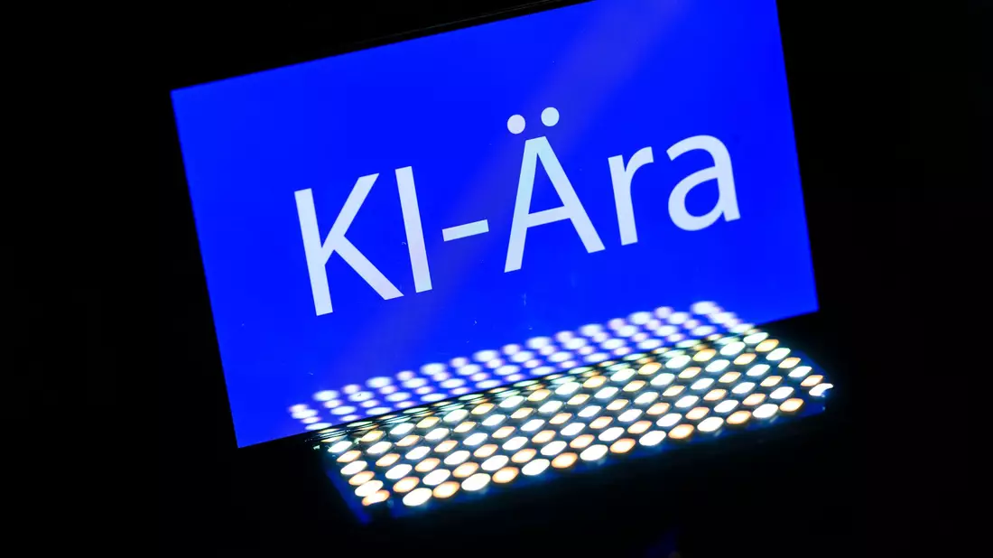 Das Wort des Jahres 2025 ist «KI-Ära». Voraussichtlich 2026 werden viele Verbraucherinnen und Verbraucher erstmals einer Weiterentwicklung der Technologie begegnen - beim Online-Einkauf. (Symbolbild)  - Bild: Robert Michael/dpa