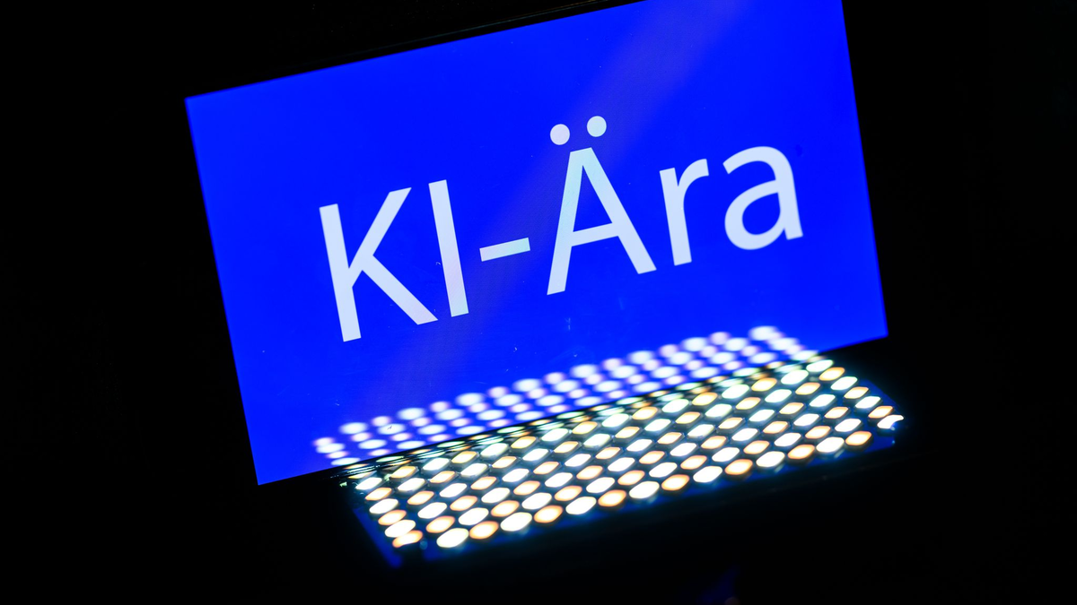 Das Wort des Jahres 2025 ist «KI-Ära». Voraussichtlich 2026 werden viele Verbraucherinnen und Verbraucher erstmals einer Weiterentwicklung der Technologie begegnen - beim Online-Einkauf. (Symbolbild)  - Foto: Robert Michael/dpa