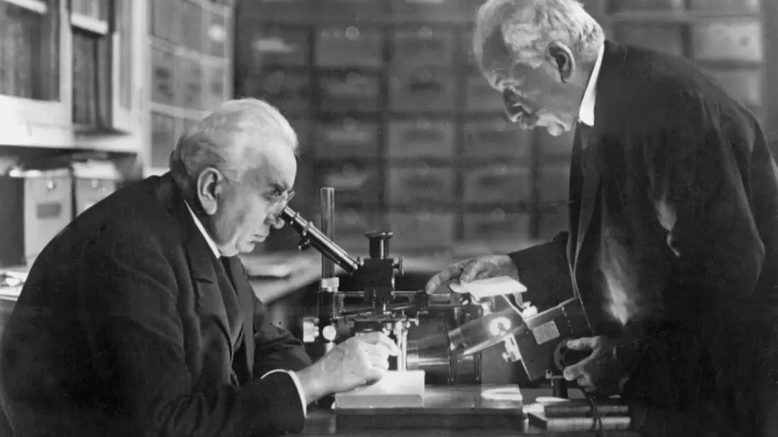 Die Brüder Auguste (rechts) und Louis Lumière gelten als Erfinder des Kinos. (Archivbild) - Bild: picture-alliance / dpa