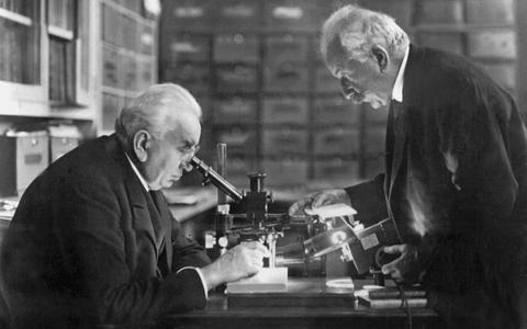 Die Brüder Auguste (rechts) und Louis Lumière gelten als Erfinder des Kinos. (Archivbild) - Foto: picture-alliance / dpa Die Brüder Auguste (rechts) und Louis Lumière gelten als Erfinder des Kinos. (Archivbild) - Foto: picture-alliance / dpa