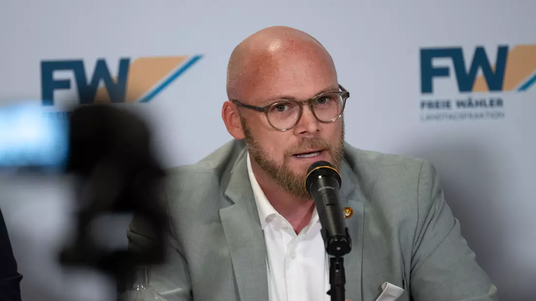 Was am Stammtisch kriminell sei, müsse auch im Netz sanktioniert werden können, sagt Bayerns Digitalminister Fabian Mehring. (Archivbild) - Bild: Pia Bayer/dpa