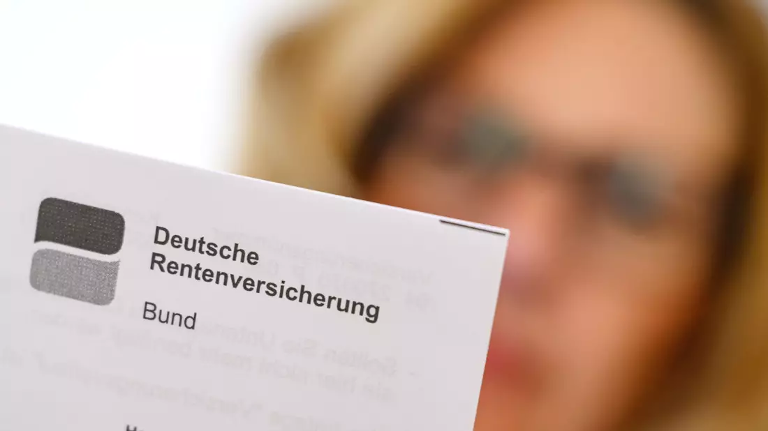 Bei der Rente geht es um viel Geld - für die Betroffenen, die Einzahlenden und den Staat. (Archivfoto) - Bild: Patrick Pleul/dpa