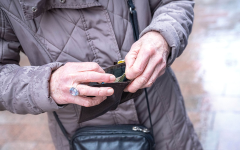 Den Rentnerinnen und Rentnern wird 2026 mehr Geld überwiesen. (Archivbild) - Foto: Sina Schuldt/dpa
