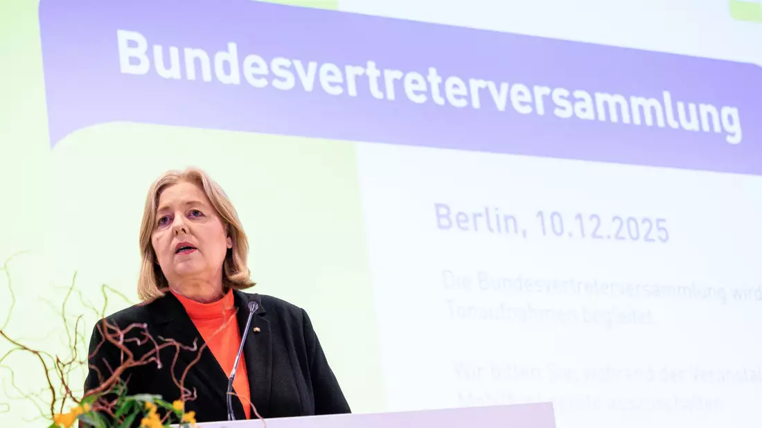 Bundesarbeitsministerin Bärbel Bas (SPD) vor Vertretern der Rentenversicherung im Dezember. (Archivbild) - Bild: Carsten Koall/dpa