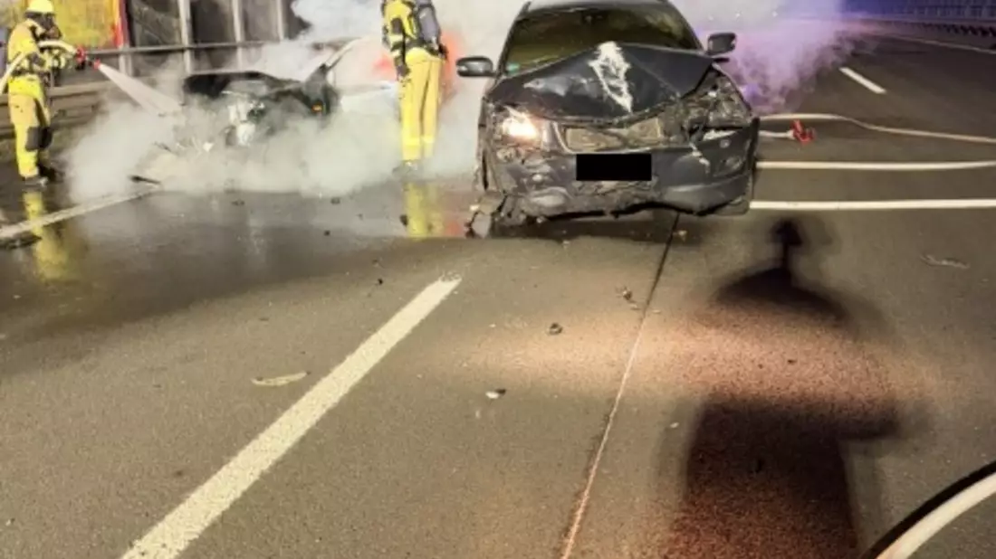 FW-RS: Verkehrsunfall mit PKW in Vollbrand - Bild: presseportal.de