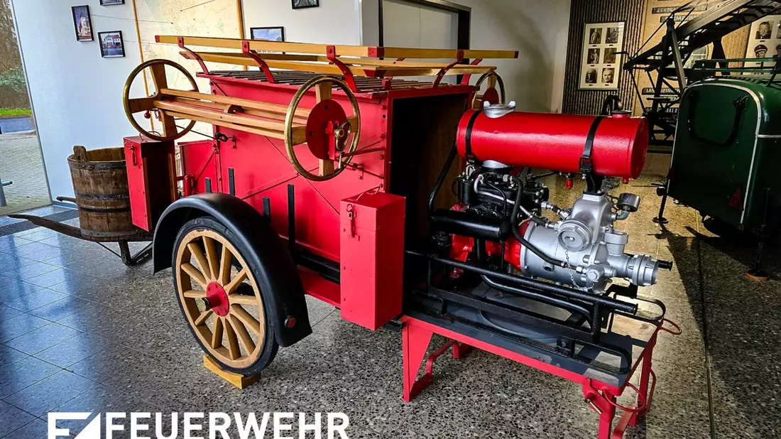 FW Bremerhaven: 2. historische Wachbesichtigung bei der Feuerwehr Bremerhaven - Bild: presseportal.de
