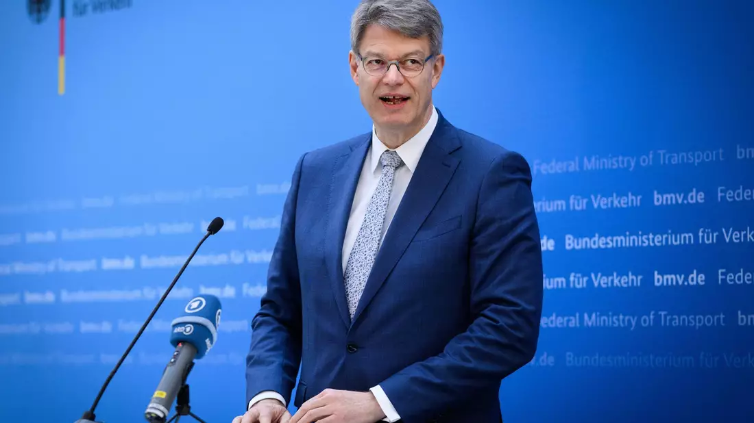 Der Bundesverkehrsminister sieht in der Absenkung der Luftverkehrssteuer einen Beitrag, den Standort Deutschland zu stärken. (Archivbild)    - Bild: Bernd von Jutrczenka/dpa