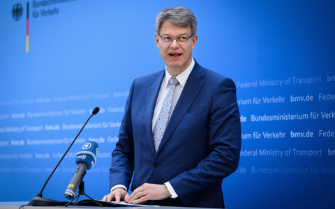 Der Bundesverkehrsminister sieht in der Absenkung der Luftverkehrssteuer einen Beitrag, den Standort Deutschland zu stärken. (Archivbild) - Foto: Bernd von Jutrczenka/dpa Der Bundesverkehrsminister sieht in der Absenkung der Luftverkehrssteuer einen Beitrag, den Standort Deutschland zu stärken. (Archivbild) - Foto: Bernd von Jutrczenka/dpa