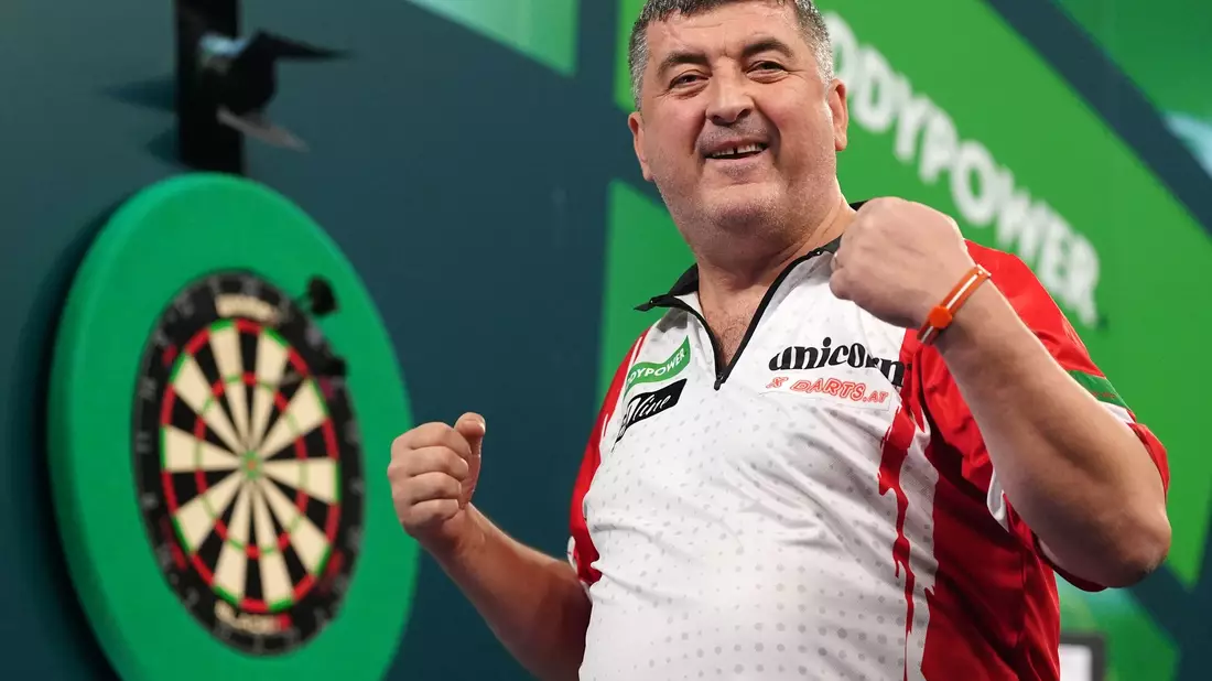 Mensur Suljovic kündigt gegen Topfavorit Littler volle Offensive an. (Archivbild) - Bild: Bradley Collyer/PA Wire/dpa