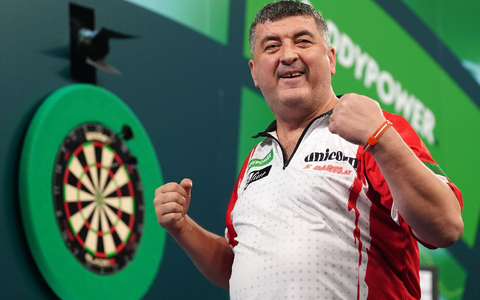 Mensur Suljovic kündigt gegen Topfavorit Littler volle Offensive an. (Archivbild) - Foto: Bradley Collyer/PA Wire/dpa