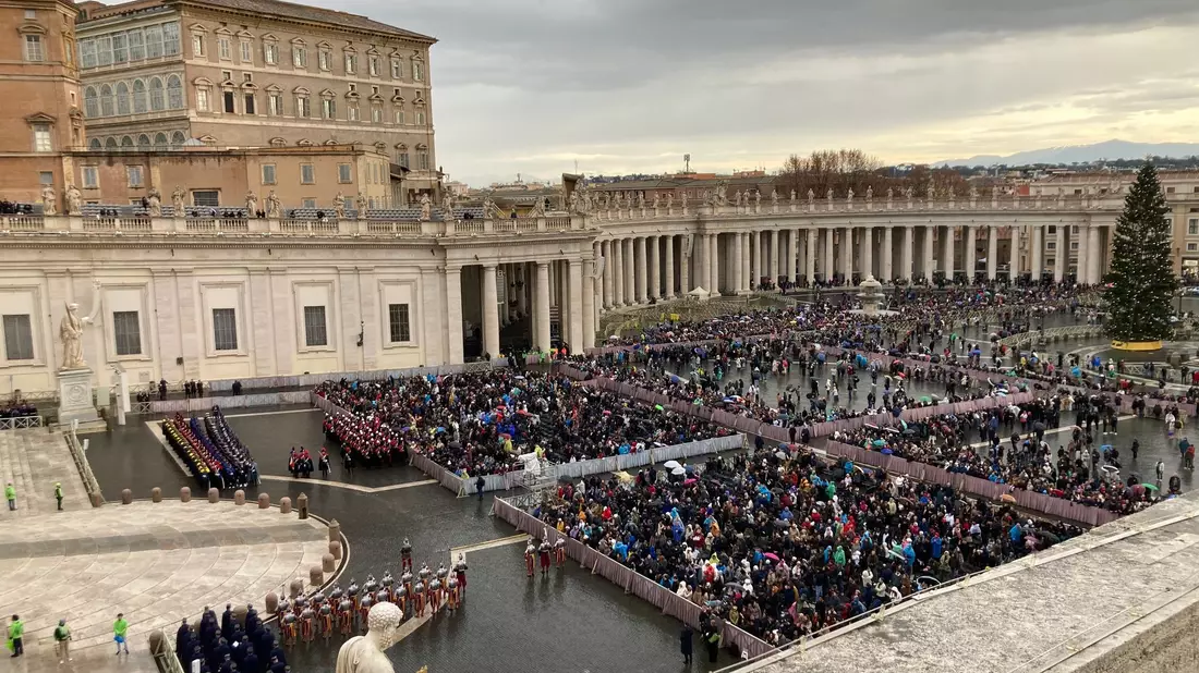 Tausende Gläubige warteten in der nassen Kälte auf dem Petersplatz auf den Segen des Papstes. - Bild: Sabine Dobel/dpa