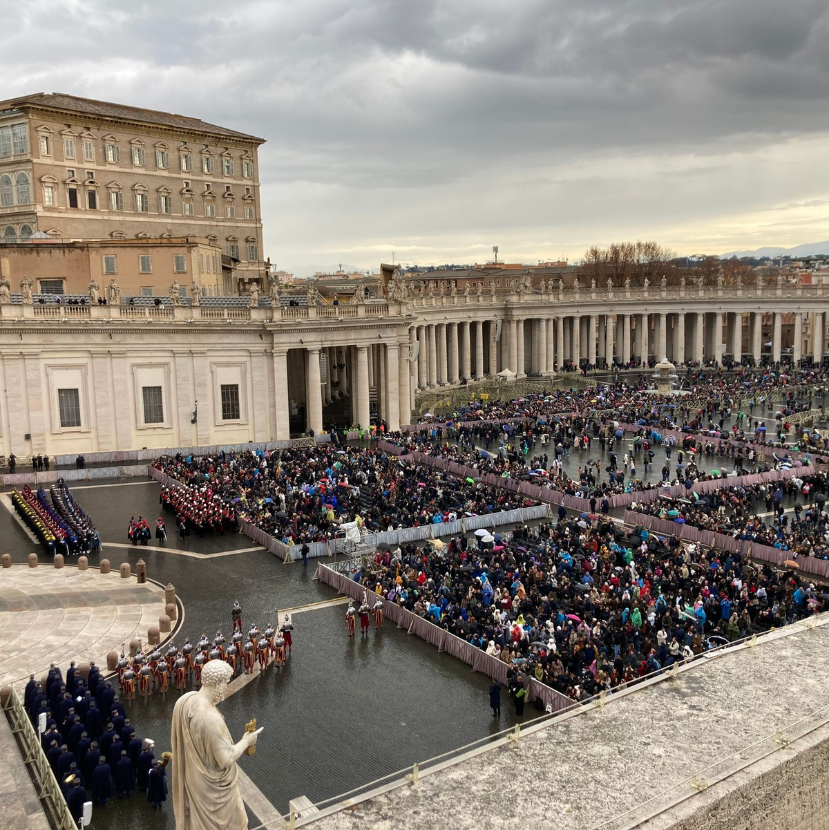 Tausende Gläubige warteten in der nassen Kälte auf dem Petersplatz auf den Segen des Papstes. - Foto: Sabine Dobel/dpa