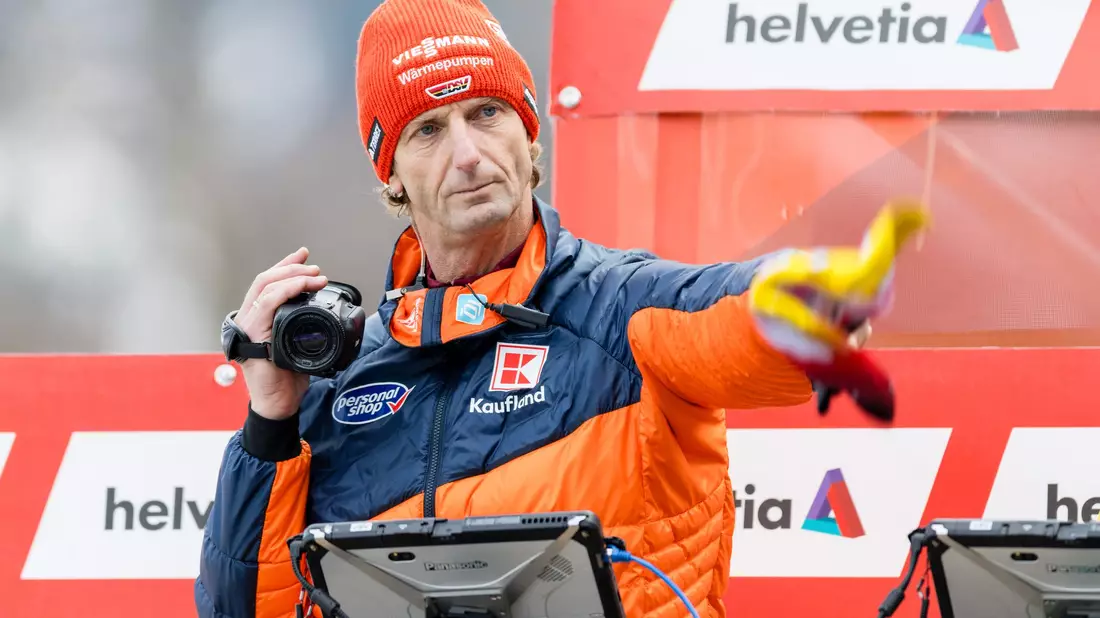 Erst ausschlafen, dann springen: Heinz Kuttin scherzt bei der Tournee-Zukunft. (Archivbild) - Bild: Philipp Schmidli/KEYSTONE/dpa