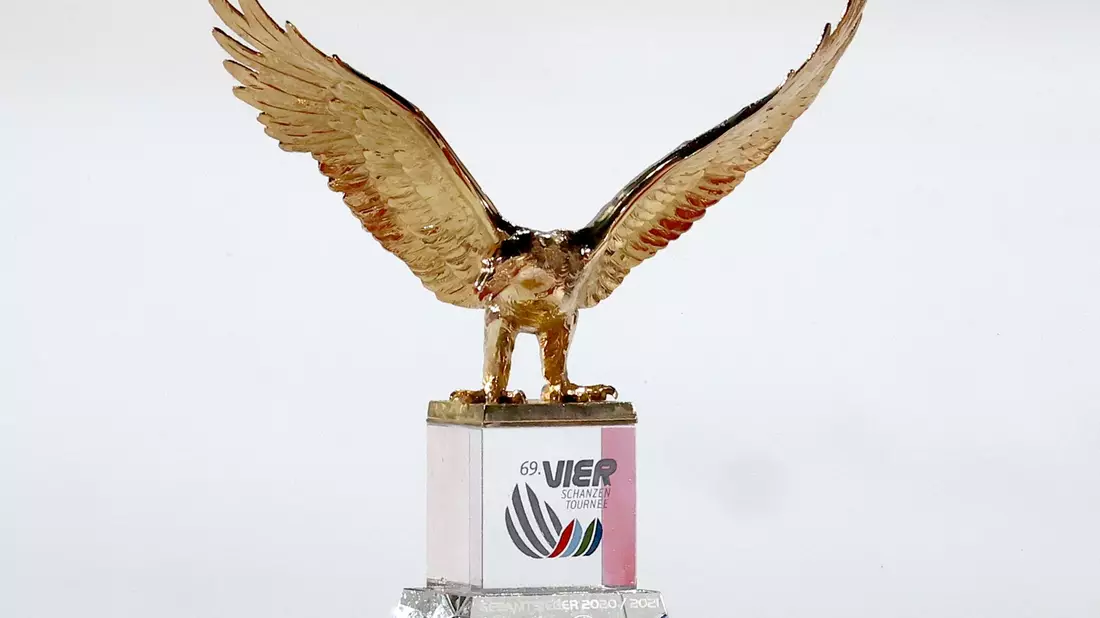 Der goldene Adler wird für den Tournee-Sieger verliehen. (Archivbild) - Bild: Daniel Karmann/dpa