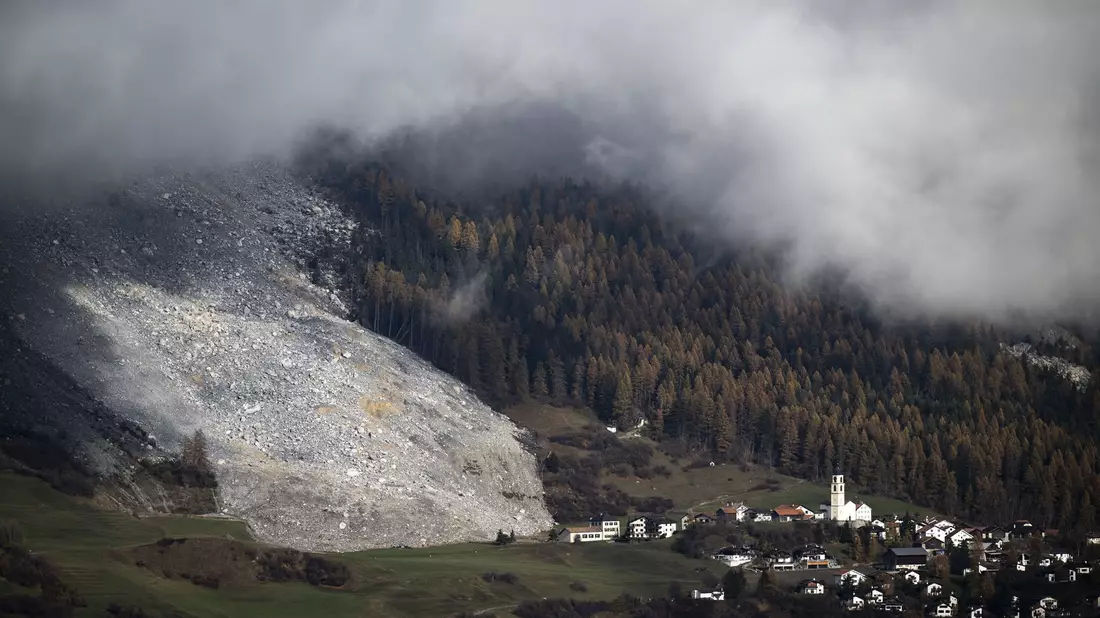 Ein Entwässerungsstollen bringt Entspannung für Brienz. (Archivbild) - Bild: Gian Ehrenzeller/KEYSTONE/dpa