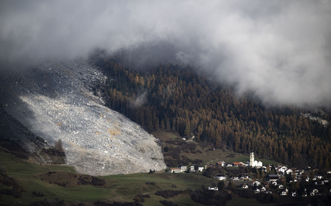 Ein Entwässerungsstollen bringt Entspannung für Brienz. (Archivbild) - Foto: Gian Ehrenzeller/KEYSTONE/dpa