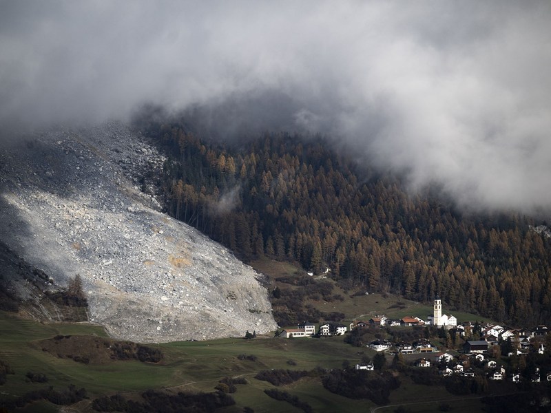 Ein Entwässerungsstollen bringt Entspannung für Brienz. (Archivbild) - Foto: Gian Ehrenzeller/KEYSTONE/dpa