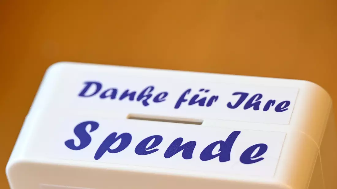 Die Spendenbereitschaft mancher Menschen geht offenbar zurück. (Symbolbild) - Bild: Jens Kalaene/dpa