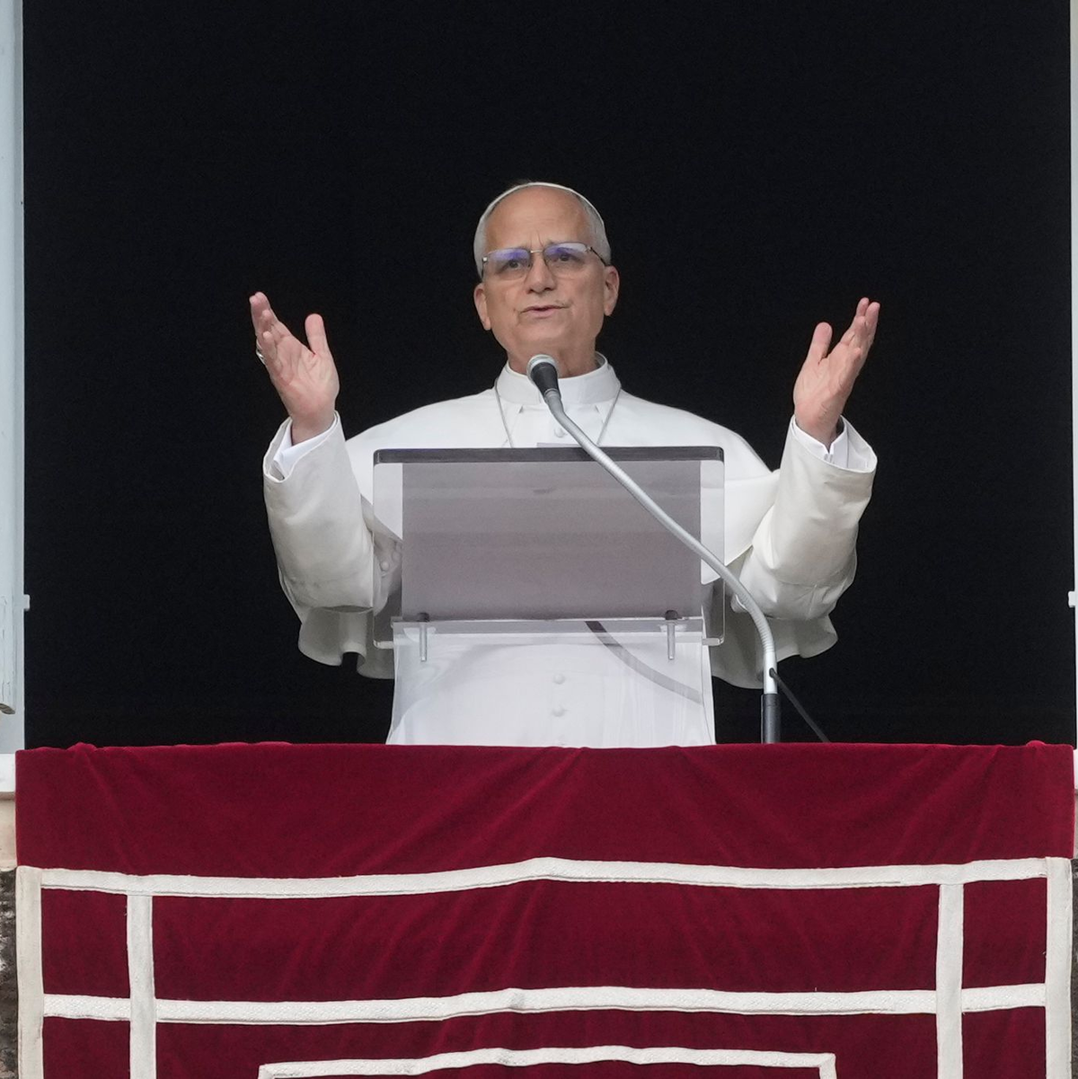 Der Papst mahnte vor dem Angelus-Gebet am zweiten Weihnachtstag erneut zum Engagement zum Frieden.   - Foto: Gregorio Borgia/AP/dpa