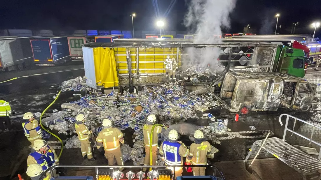 FW Lehrte: Schwerer Fahrzeugbrand auf der A2 bei Lehrte am 26. Dezember 2025 - Bild: presseportal.de