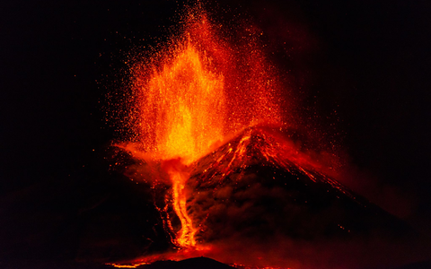 Der Ätna zeigt wieder erhöhte Aktivität. (Archivbild) - Foto: Salvatore Allegra/AP/dpa