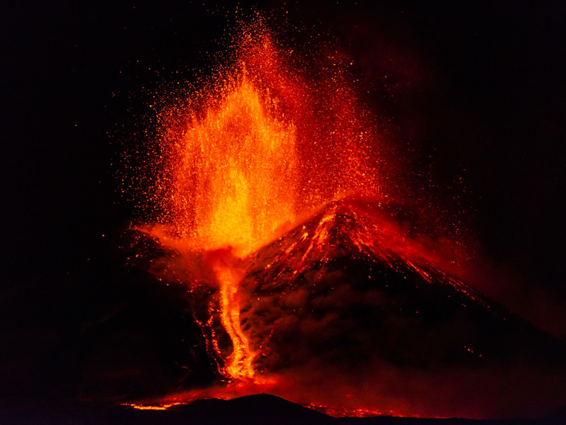 Der Ätna zeigt wieder erhöhte Aktivität. (Archivbild) - Foto: Salvatore Allegra/AP/dpa