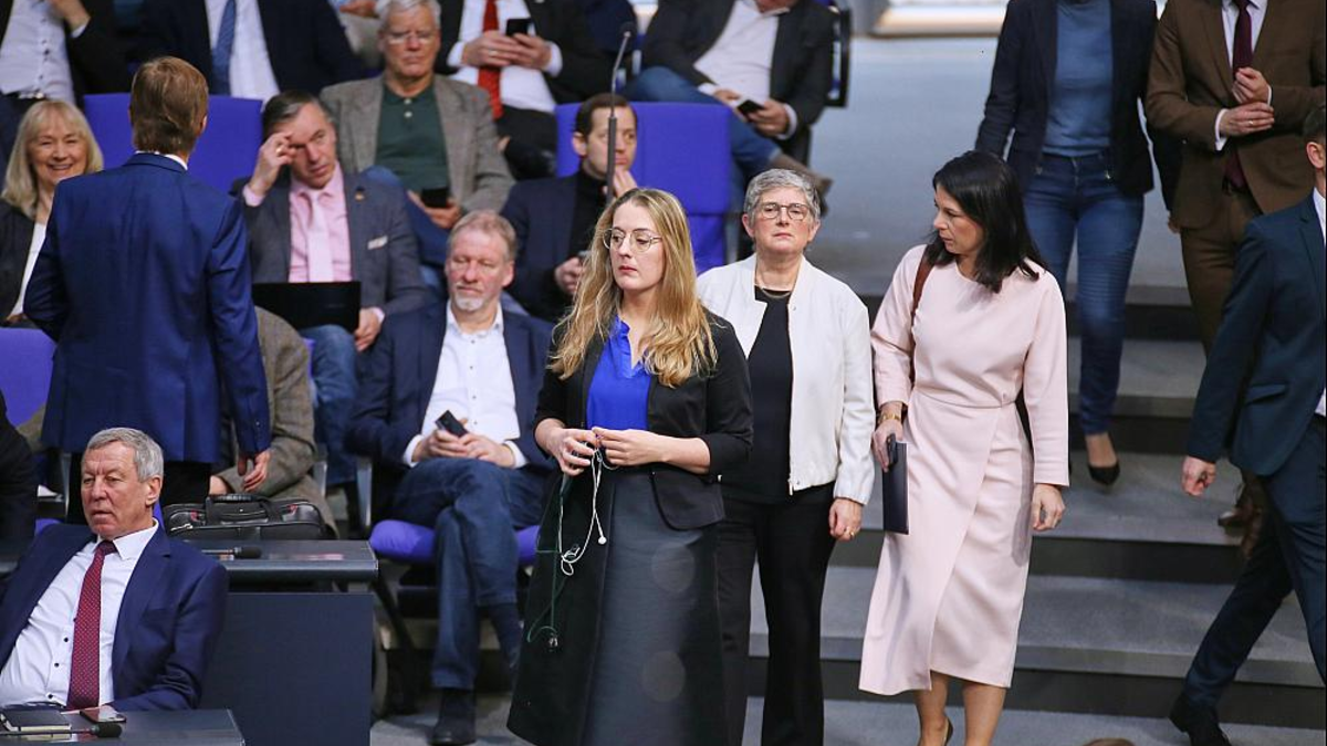 Katharina Dröge neben AfD-Abgeordneten - Foto: über dts Nachrichtenagentur