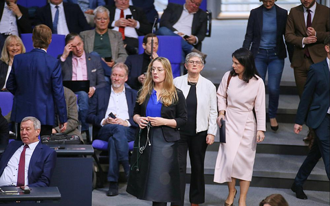 Katharina Dröge neben AfD-Abgeordneten - Foto: über dts Nachrichtenagentur