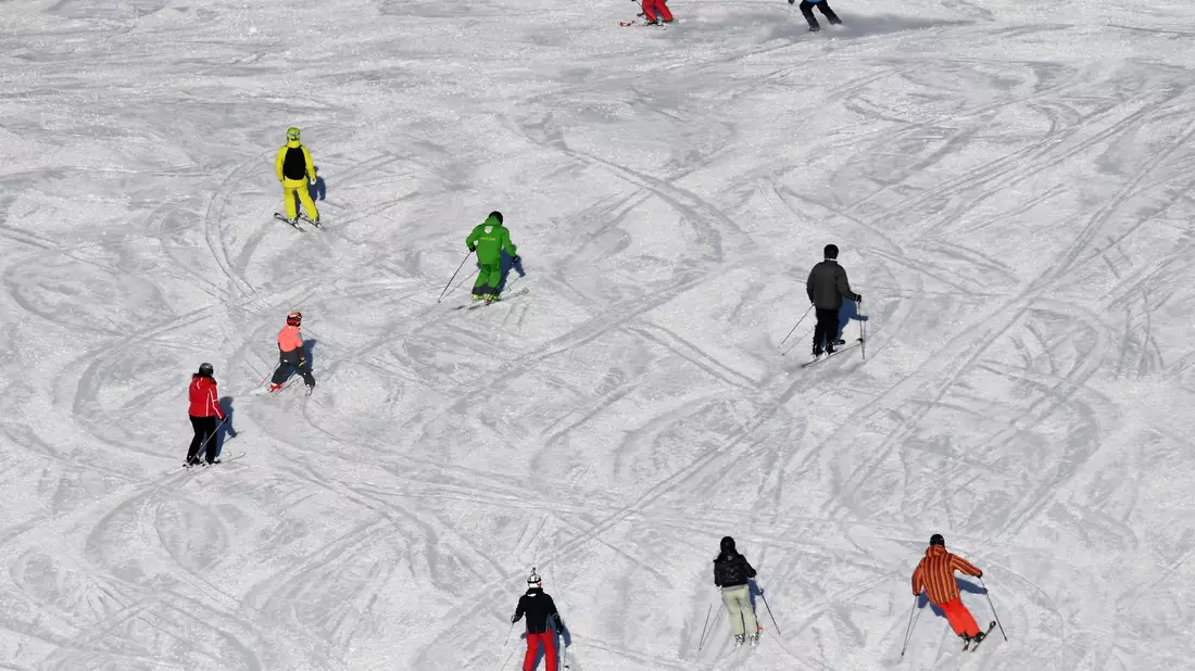 Der Wintersportort Madonna die Campiglio begenzt erstmals die Zahl der Tagesskipässe. (Symbolbild)  - Bild: Angelika Warmuth/dpa