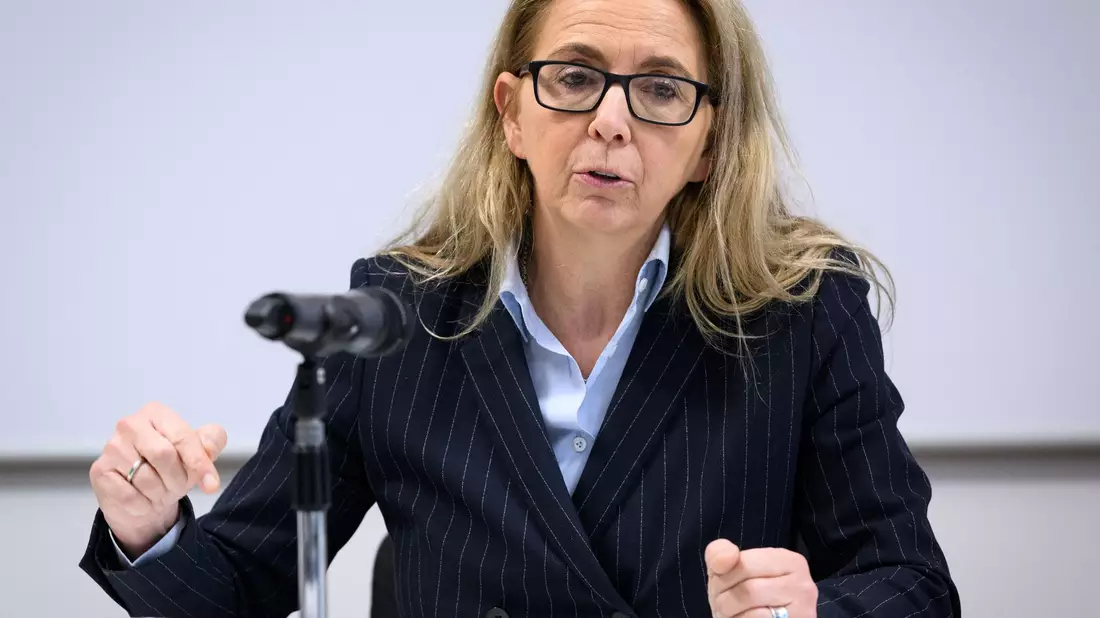 Polizeipräsidentin Barbara Slowik Meisel weist auf den hohen Anteil Jugendlicher bei Gewalttätern hin. (Archivbild) - Bild: Bernd von Jutrczenka/dpa