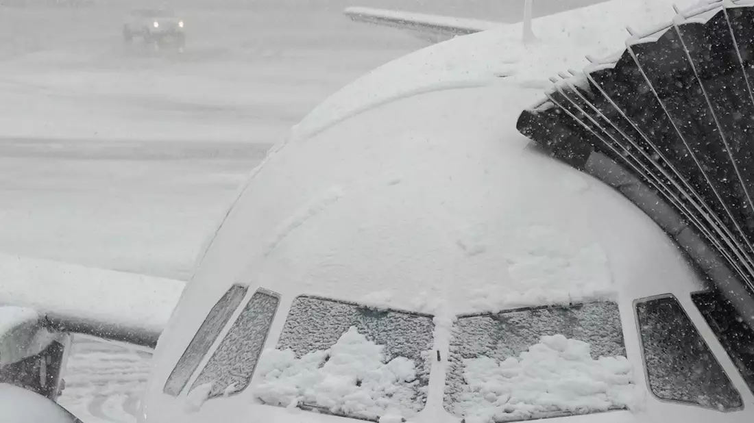 Hunderte Flüge von und nach New York wurden wegen heftigen Winterwetters gestrichen. (Symbolbild) - Bild: Frank Franklin II/AP/dpa