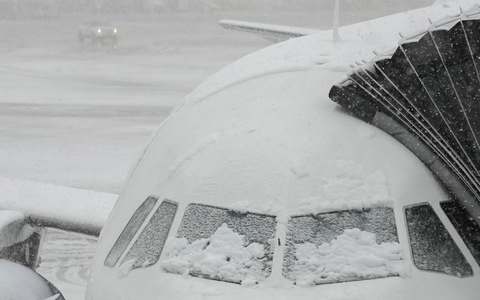 Hunderte Flüge von und nach New York wurden wegen heftigen Winterwetters gestrichen. (Symbolbild) - Foto: Frank Franklin II/AP/dpa