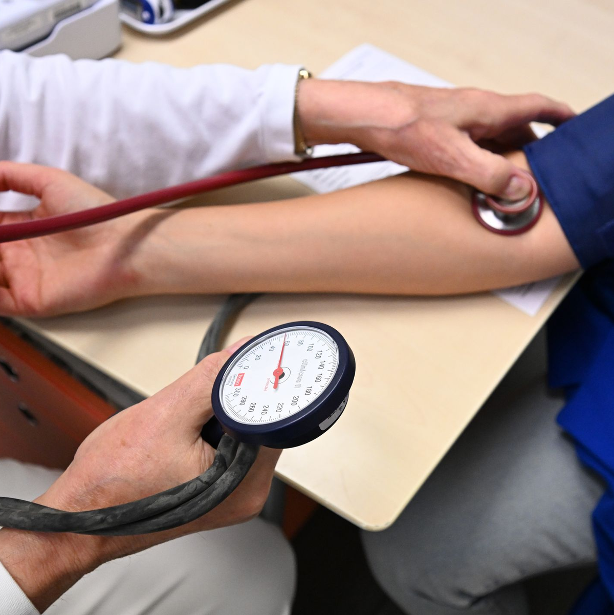 Für Termine bei Fachärzten soll eine stärkere Steuerung kommen. (Archivbild) - Foto: Bernd Weißbrod/dpa