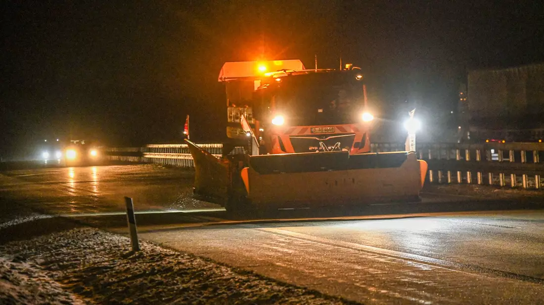 Zwei Winterdienstfahrzeuge streuten den Bereich der Unfallstelle. Dies gab den Rettungskräften mehr Sicherheit, ihren Einsatz durchzuführen, wie es in der Mitteilung hieß. (Symbolbild) - Bild: Jason Tschepljakow/dpa