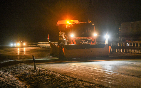Zwei Winterdienstfahrzeuge streuten den Bereich der Unfallstelle. Dies gab den Rettungskräften mehr Sicherheit, ihren Einsatz durchzuführen, wie es in der Mitteilung hieß. (Symbolbild) - Foto: Jason Tschepljakow/dpa