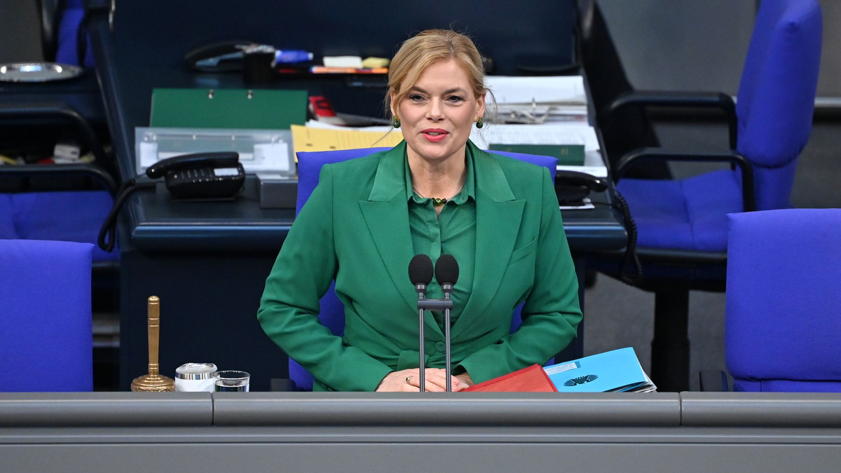 Bundestagspräsidentin Julia Klöckner fordert strengere Voraussetzungen für eine Beschäftigung durch Abgeordnete und eine bessere Drohnenabwehr. (Archivbild)  - Foto: Elisa Schu/dpa