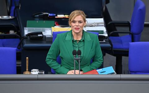 Bundestagspräsidentin Julia Klöckner fordert strengere Voraussetzungen für eine Beschäftigung durch Abgeordnete und eine bessere Drohnenabwehr. (Archivbild)  - Foto: Elisa Schu/dpa