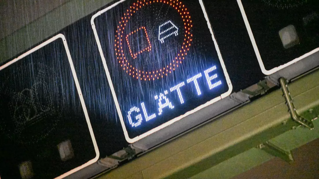 Der DWD warnt vor glatten Straßen. (Symbolbild) - Bild: Jason Tschepljakow/dpa