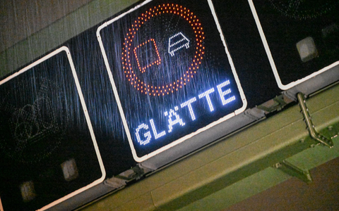 Der DWD warnt vor glatten Straßen. (Symbolbild) - Foto: Jason Tschepljakow/dpa