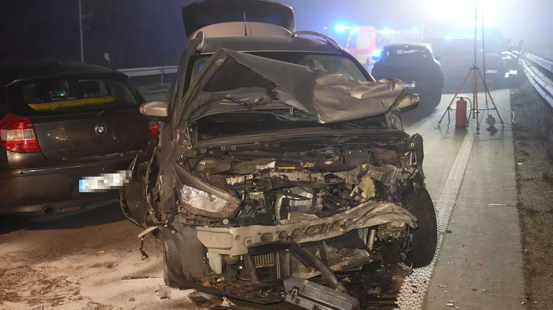 In Niedersachen kam es am frühen Morgen zu einem Unfall auf der spiegelglatten Autobahn 1. Dabei wurden nach Polizeiangaben fünf Menschen leicht verletzt.  - Bild: Nord-West-Media TV/Nord-West-Media TV /dpa