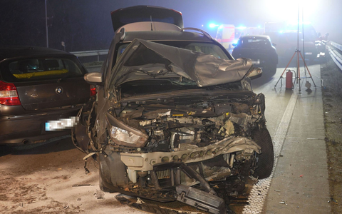 In Niedersachen kam es am frühen Morgen zu einem Unfall auf der spiegelglatten Autobahn 1. Dabei wurden nach Polizeiangaben fünf Menschen leicht verletzt.  - Foto: Nord-West-Media TV/Nord-West-Media TV /dpa