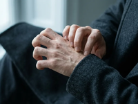 Die Kralle: Diese Fingerübung bekämpft Wintersteifigkeit - Foto: über boerse-global.de