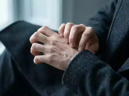 Die Kralle: Diese Fingerübung bekämpft Wintersteifigkeit - Foto: über boerse-global.de