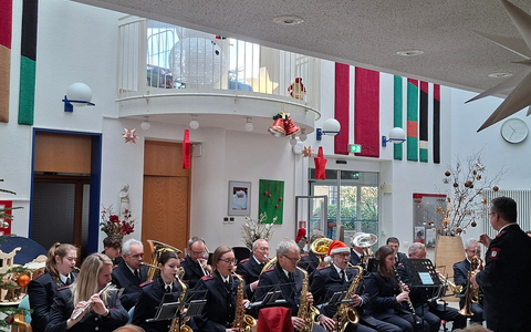 FW Tönisvorst: Musikzug der Freiwilligen Feuerwehr Tönisvorst bringt Weihnachtsfreude ins Altenheim St. Tönis - Foto: presseportal.de