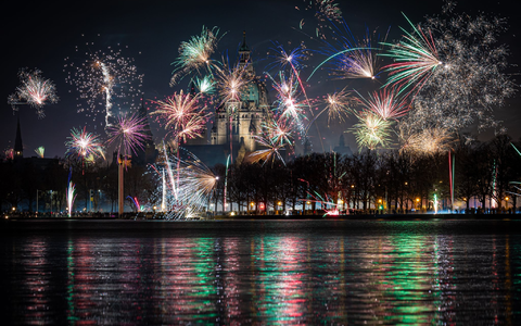 Niemand hat etwas gegen organisierte Feuerwerke an zentralen Plätzen, doch die wilde Böllerei muss untersagt werden, sagt der Präsident der Bundesärztekammer. (Archivfoto) - Foto: Moritz Frankenberg/dpa