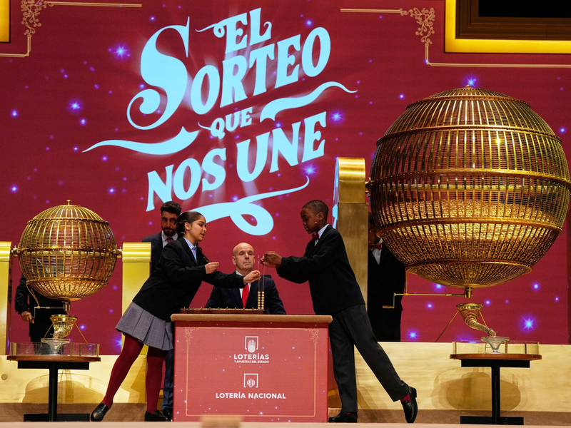 Schülerinnen und Schüler stehen im Mittelpunkt der Zeremonie. Hier bei der Ziehung der Lottozahlen im Madrider Teatro Real. - Foto: Manu Fernandez/AP/dpa