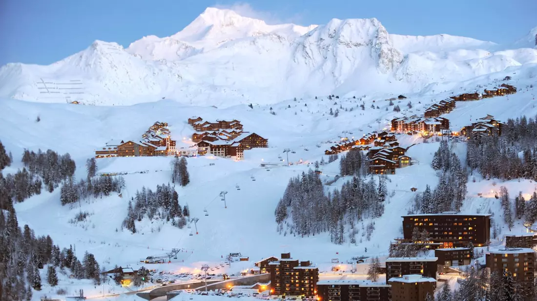 Bei Lawinenabgängen in den französischen Alpen, darunter im Skigebiet La Plagne, gab es Tote. (Archivbild) - Bild: Jean-Pierre Clatot/AFP/dpa