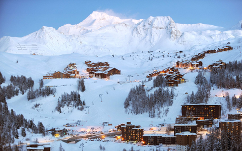 Skigebiet La Plagne im Südosten Frankreichs. Bei zwei Lawinenabgängen in den französischen Alpen gab es Tote und Verletzte. (Archivbild) - Foto: Jean-Pierre Clatot/AFP/dpa