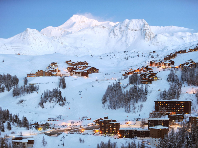 Bei Lawinenabgängen in den französischen Alpen, darunter im Skigebiet La Plagne, gab es Tote. (Archivbild) - Foto: Jean-Pierre Clatot/AFP/dpa
